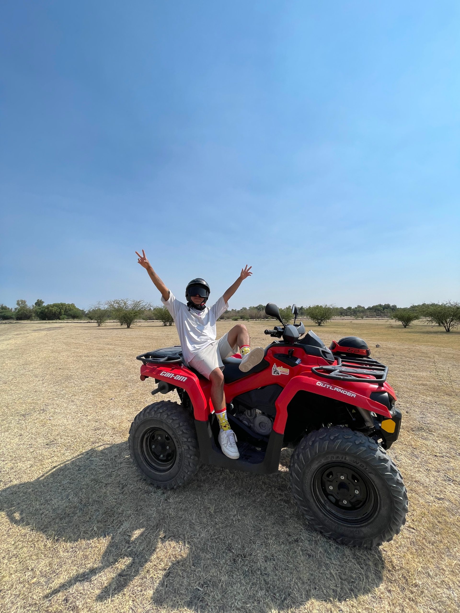 Chico en un tour en cuatrimoto