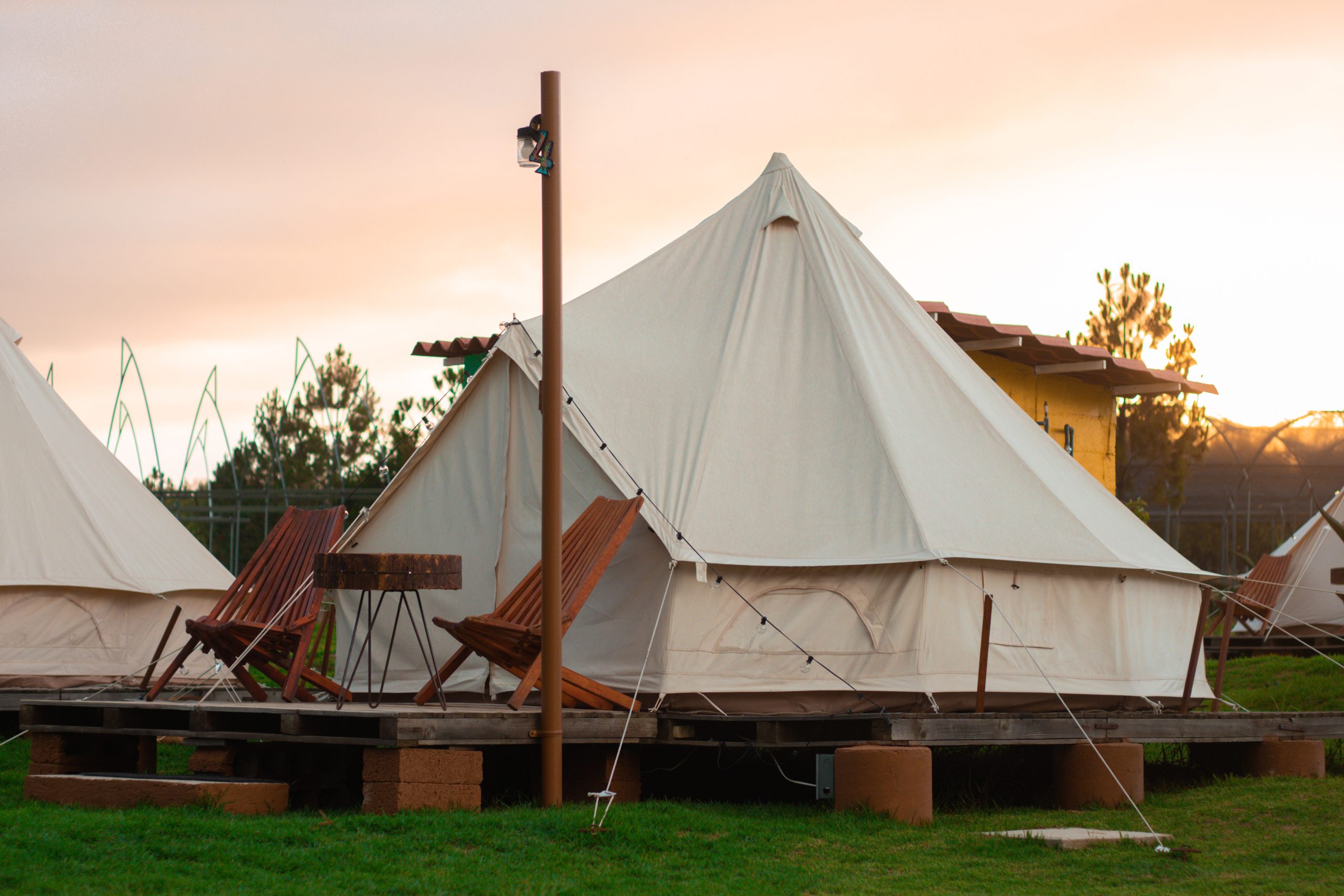 Tienda tipo glamping en un atardecer claro