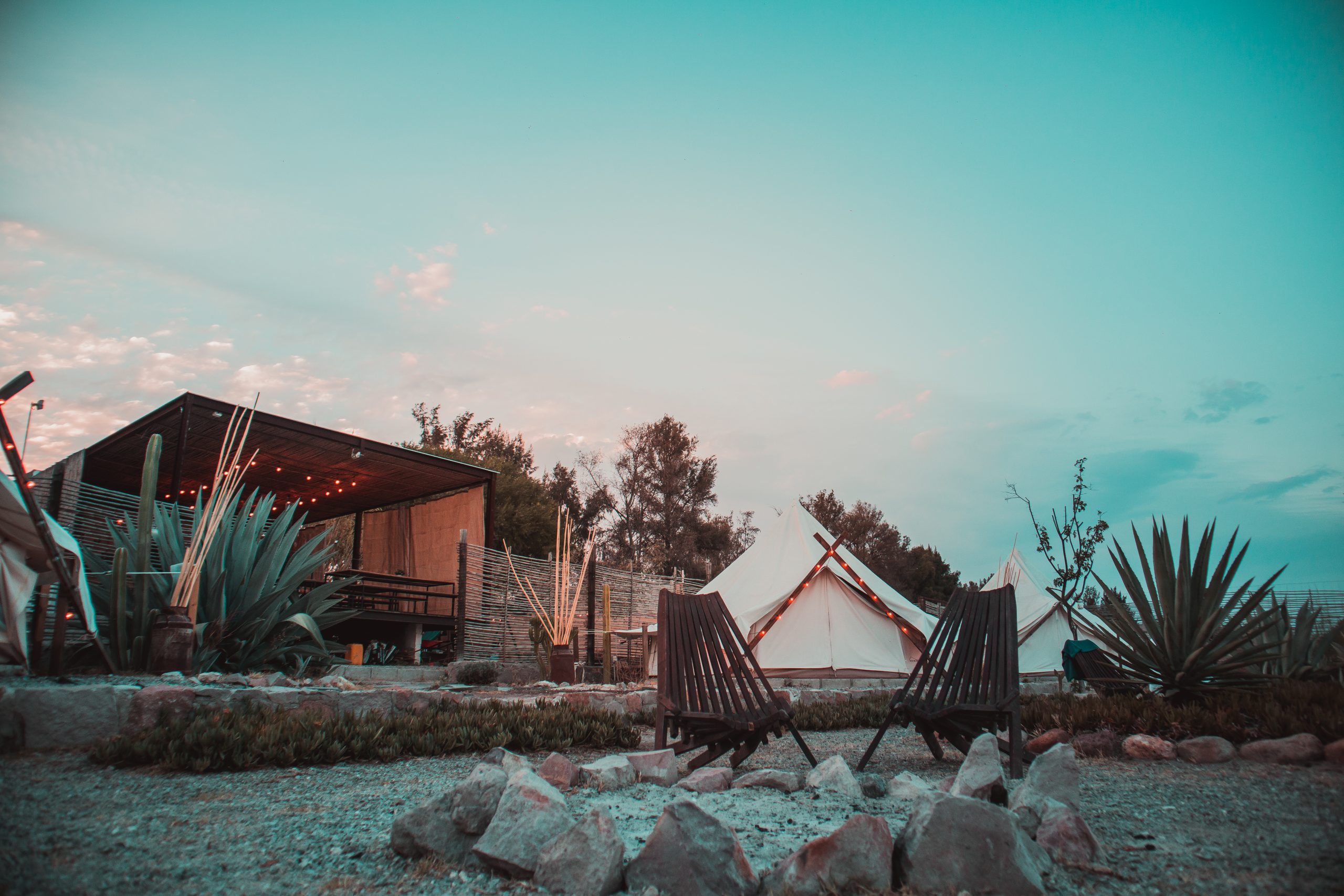 Fibra hotelera o glamping inteligente: nuevas formas de invertir en turismo con propósito