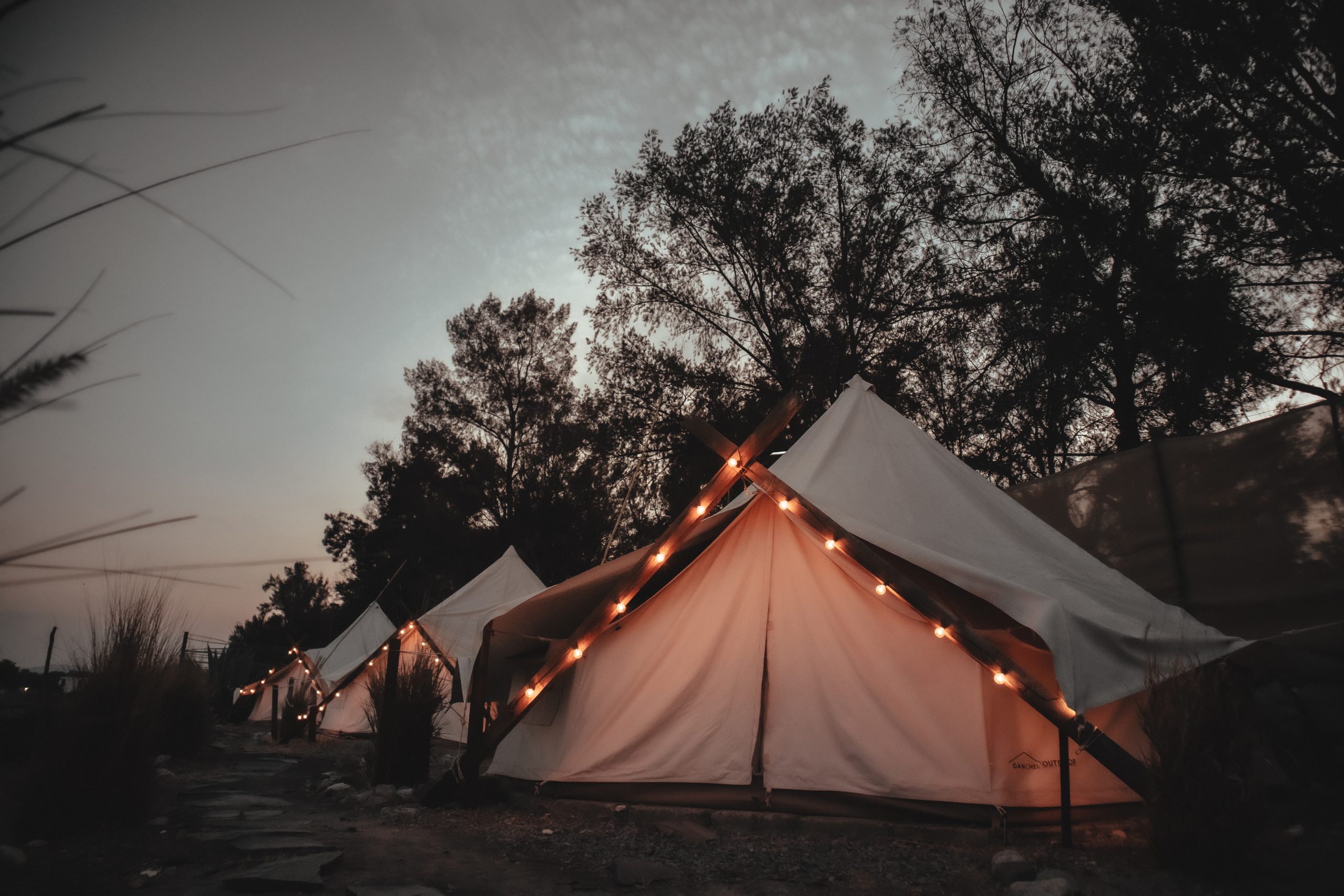 ¿Por qué invertir en glamping es más rentable que en un hotel tradicional?