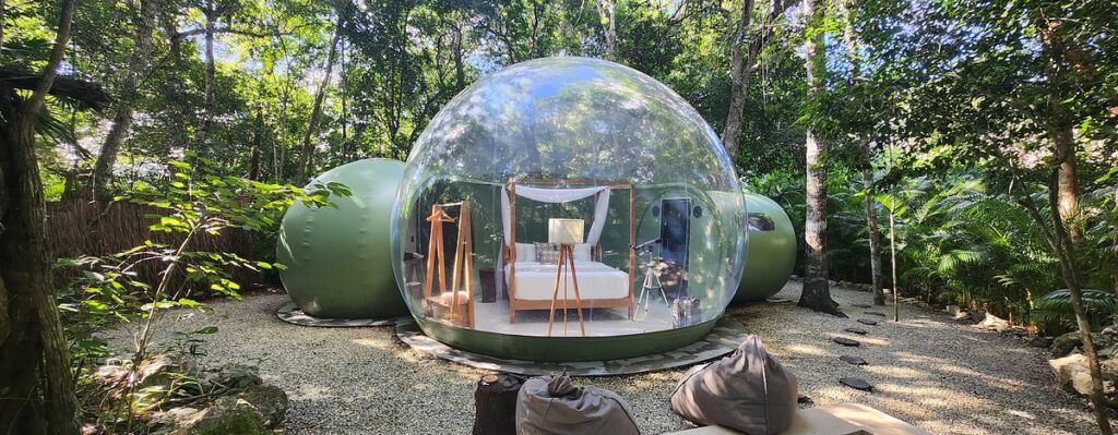 Descubre OOM Bubble Boutique Glamping en la Riviera Maya, el primer glamping de burbujas en la selva. Vive una experiencia de lujo, naturaleza y sostenibilidad con Nantli Living, la primera cadena de glampings en México.